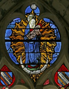 Гэгээн Жонны Илчлэлт номноос наран хувцас өмссөн, хөл дор нь сартай эмэгтэйг дүрсэлсэн цонх autorstwa French School